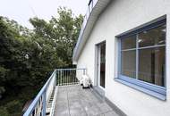Unbefristete 3-Zimmer-DG-Wohnung mit Balkon und Grünblick // 3-Room Attic Apartment for Rent on an Unlimited Lease, with Balcony and Green Views //