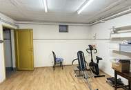 Großes Einfamilienhaus mit Veranda und Wirtschaftsanbau mit uneinsichtigen Garten + Ausbaupotential!