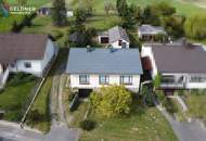 Solides Einfamilienhaus mit 3 Zimmer, Terrasse, großer Garten und 2 Garagen und Nebengebäude