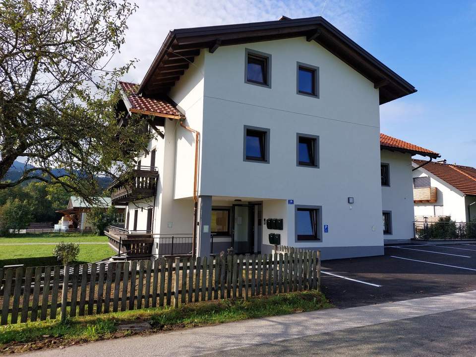 Thalgau: Große 2 Zimmerwohnung mit Loggia und Parkplatz