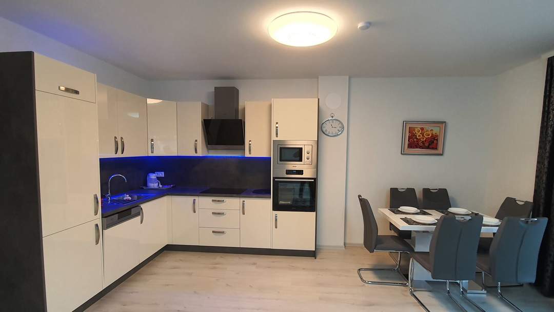 Moderne Wohnung mit 2 Balkonen und Garage, voll möbliert