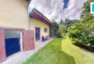 Bauernhaus mit grünem Gartenidyll und Naturpool