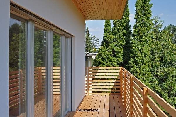 Großzügige Dachgeschosswohnung mit Loggia, Garten und Carport