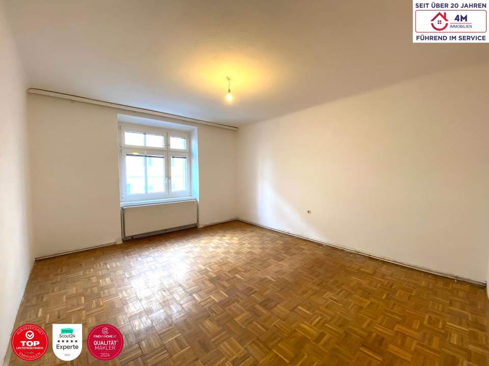 Drei Zimmer Wohnung-Hell-Klar-Altbau