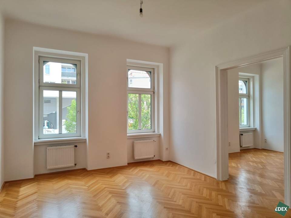Erstbezug nach Sanierung: Helle 2-Zimmer-Altbau-Wohnung mit Balkonmöglichkeit