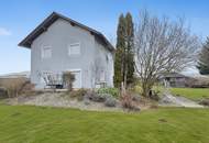 Geräumiges Stockhaus mit angebautem Laubengang und Garagentrakt