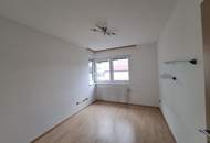 GEMÜTLICHE und HELLE 4 Zimmer-WOHNUNG - LOGGIA -LIFT