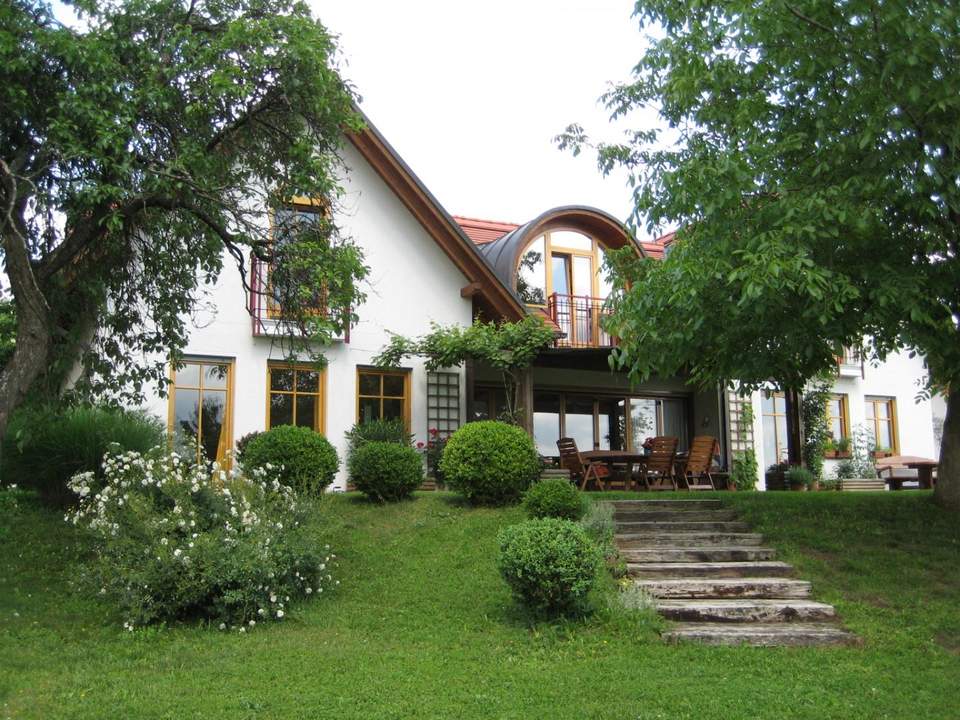 Exklusives Landhaus in Panoramalage mit Ganztagssonne, Naturschwimmteich und Stadtnähe!