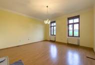 SELTENE GELEGENHEIT IN UNTERLAA - großzügiges Anwesen mit Entwicklungs- und Ausbaupotential - 1.537 m² ebener Grund - Teilungsplan vorhanden
