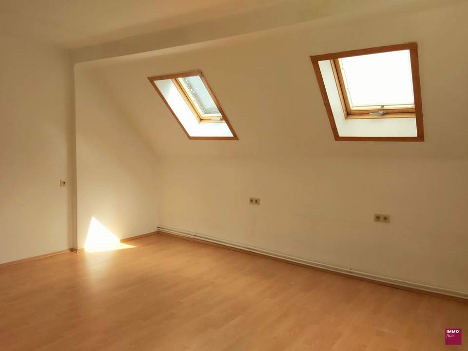Ruhige Lage! Renovierungsbedürftige Dachgeschoßwohnung mit Potential!