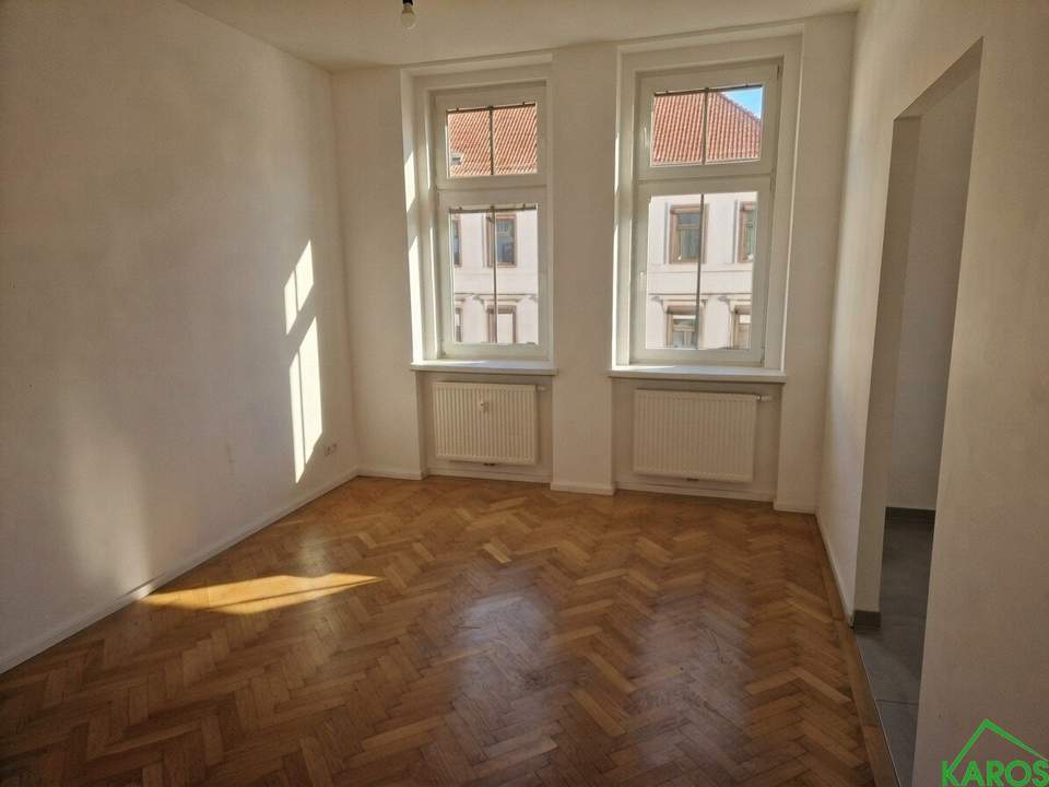 4-ZIMMER-ALTBAUWOHNUNG IN ZENTRALER LAGE *MIT EINBAUKÜCHE*