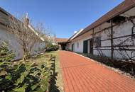 Streckhof mit begrüntem Innenhof mit diversen Lagermöglichkeiten und Garage