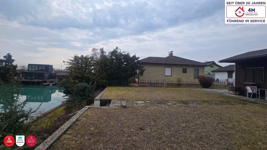 Seegrundstück mit eigenem Steg - machen Sie es zu Ihrem Wohntraum! (aktuell mit kleinem Gartenhäuschen)