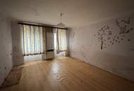 Extrem Sanierungsbedürftiges Haus mit mehreren Nebengebäuden in Ruhelage