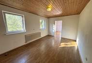 Sanierungsbedürftiges Mehrfamilienhaus mit großem Grundstück und hoher Bebauungsdichte