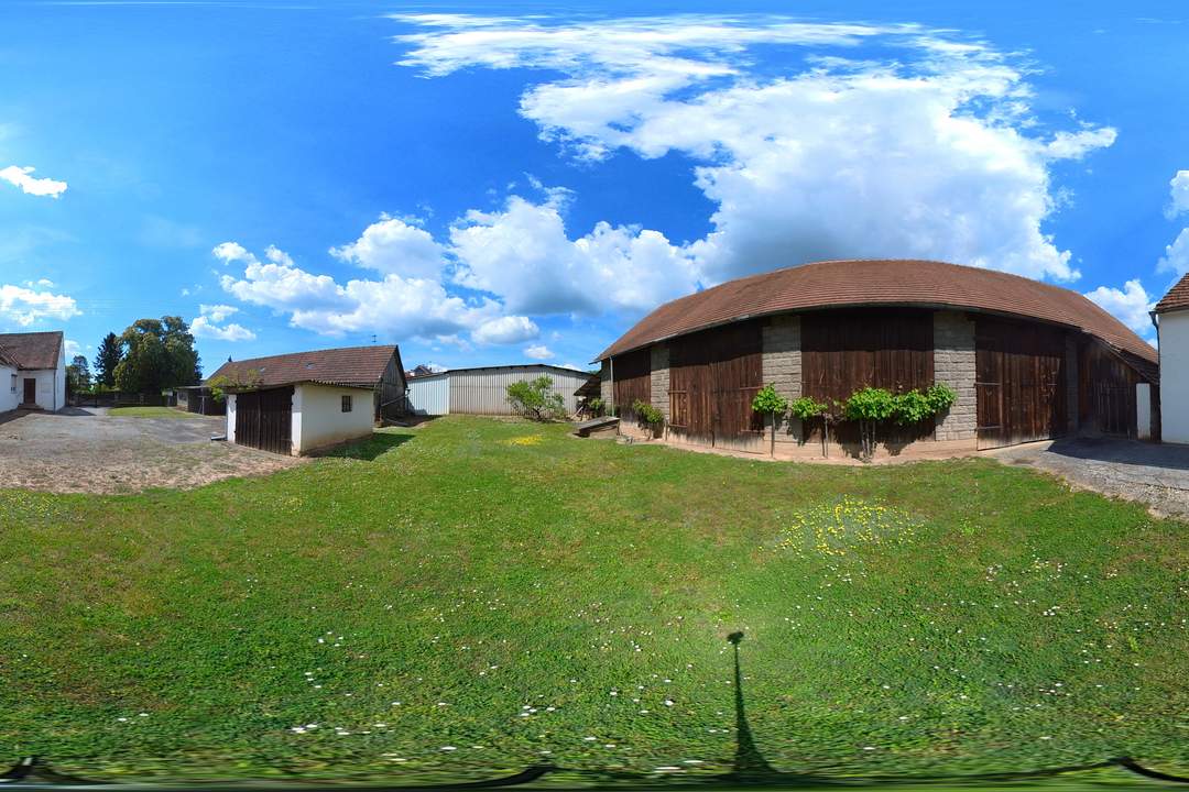 Bauernhaus mit Nebengebäude im Pinkatal