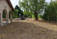 Außergewöhnliches Einfamilienhaus mit zwei Wohneinheiten, großem Garten und Gästehaus in Leobendorf