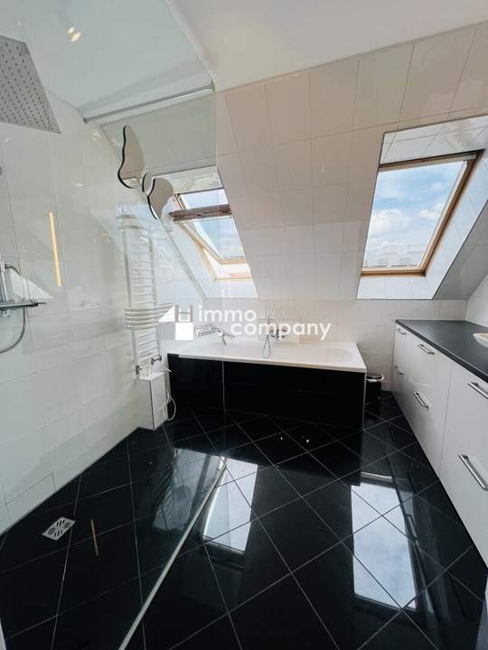 Luxuriöse zweistöckige Wohnung mit atemberaubendem Stadtblick + Balkon und geräumiger Terrasse! 15. Bezirk! U3
