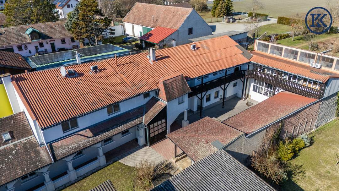 Charmantes Bauernhaus mit großem Grundstück, langgezogenem Hof, 2 Wohnungen und einem Swimmingpool