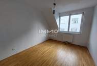 3-er WGs aufgepasst! Große Dachgeschoss-Wohnung mit Terrasse in der Muhrengasse!