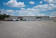 ca. 1.800m² Halle mit Rampen und ebenerdiger Einfahrt | beheizt | 250m² Büro &amp; optionale Freiflächen