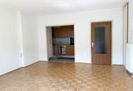 Zentrale Ruhelage * 2 Zimmer-Wohnung mit Balkon und PKW Stellplatz