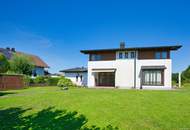 Exklusivität und Privatsphäre pur auf 2.610 m2 Grundfläche! Von der Terrasse in den Schwimmteich.