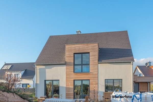 Modernes Einfamilienhaus mit Pool, großzügigen Terrassen und Garagenanbau