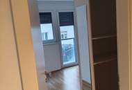 Exquisites Neubau-Juwel im Botschaftsviertel: Moderne 3-Zimmer-Wohnung mit Sicherheitsfeatures, Eigengarten und Wohnküche mit Kochinsel