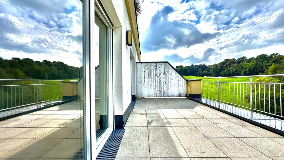 Helle 2-Zimmer Wohnung mit großer Terrasse und beeindruckenden Panoramablick