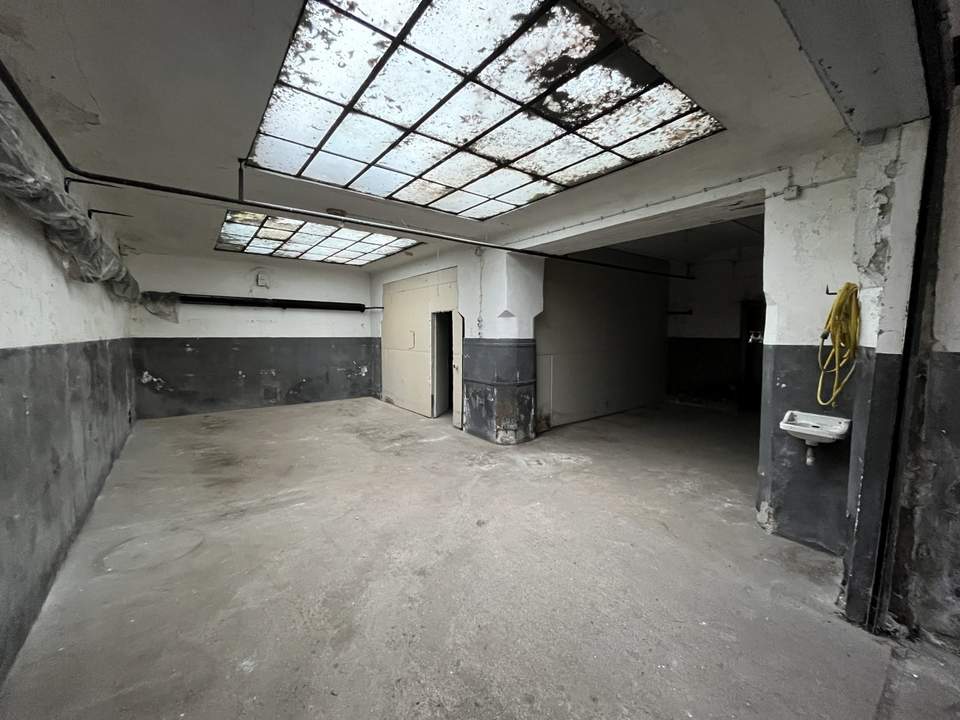Garage für mindestens 2 Autos + Lagermöglichket bei der Nußdorfer Straße