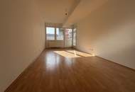 Charmante 2-Zimmer-Wohnung mit Loggia in ruhiger Innenhoflage