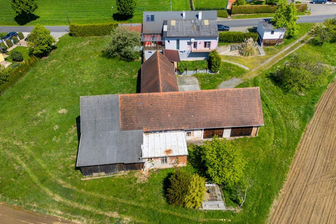 Einfamilienhaus mit großem Grundstück und Nebengebäuden