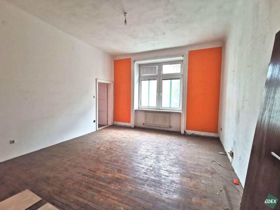 Sanierungsbedürftige Drei-Zimmer-Wohnung direkt an der U3