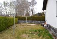 Vorne Garten. Hinten Grün. Innen viel Licht und Wohnqualität.