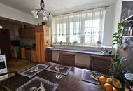 Wohnhaus mit 2.200m² großem Grundstück, Halle und Garagen