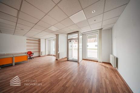 Investitionsmöglichkeit! Zinshaus mit Wohn & Geschäftsflächen – Zentrale Lage in Horn, Gewerbeobjekt-kauf, 490.000,€, 3580 Horn