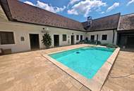 Charmanter Vierkanthof mit großzügiger Wohnfläche, Pool im Atrium und Nebengebäude in idyllischer Lage