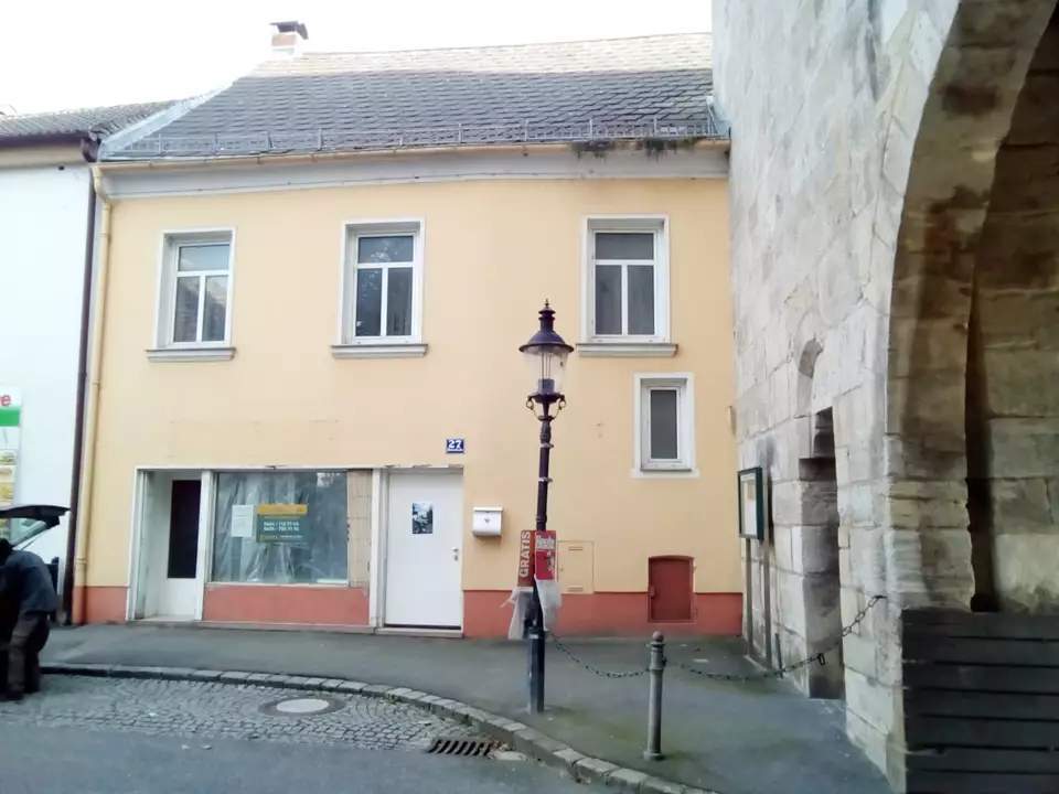 Direkt an der Stadtmauer gelegenes Stadthaus mit Geschäftslokal, sanierungsbedürftig