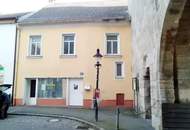 Direkt an der Stadtmauer gelegenes Stadthaus mit Geschäftslokal, sanierungsbedürftig