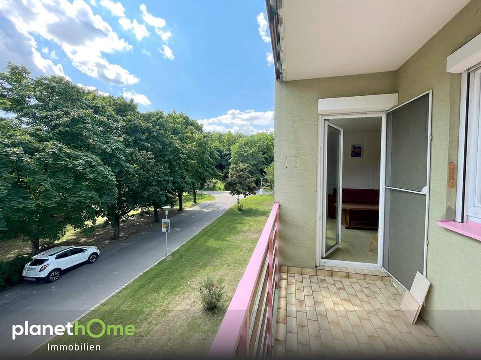 Charmante 2-Zimmer-Wohnung mit Loggia und Parkblick!