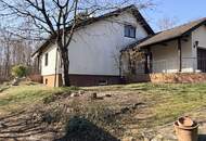 Traumhafte Grünruhelage in einer Sackgasse: Voll unterkellertes Familienhaus mit Carports