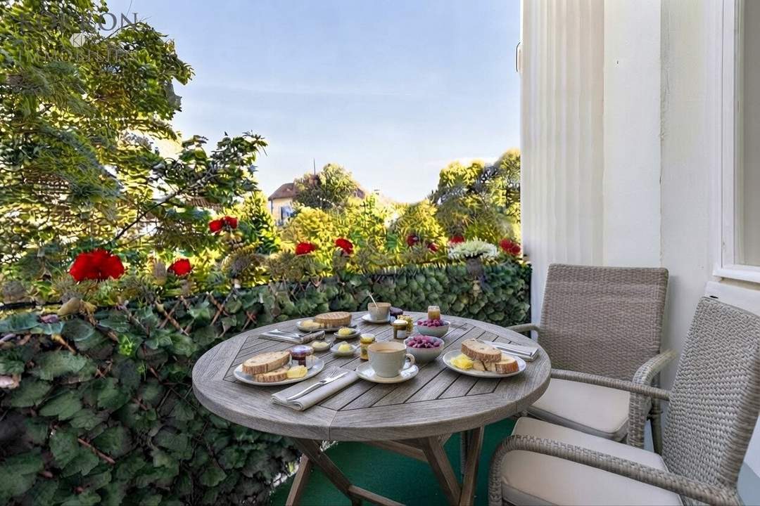 Exklusive Hietzinger Villenlage: Wiener Altbau-Wohnung mit 2 Balkonen und Gartenbenutzung