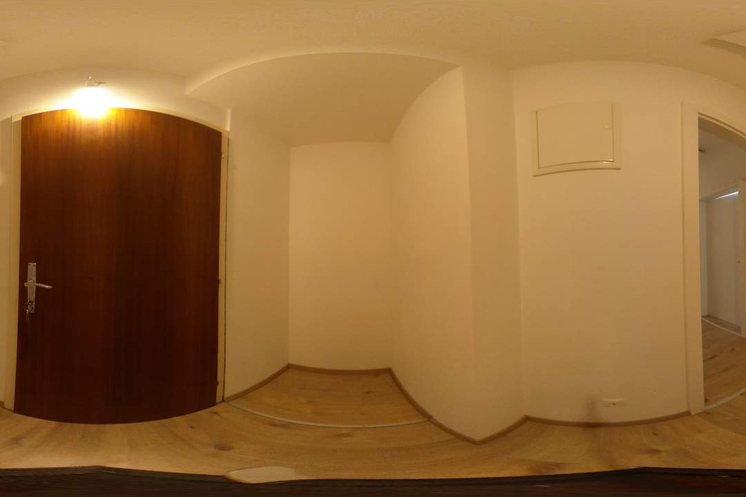 Trendig-sanierte 2,5-Zimmer-Wohnung mit Balkon in zentraler Lage