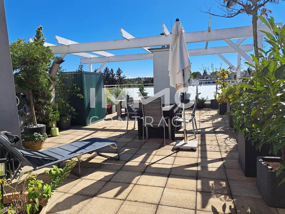 AUßERGEWÖHNLICHE DACHGESCHOSSWOHNUNG mit XL- Terrasse und XL Garagenplatz- Topzustand- Top Preis in 1130 Wien !