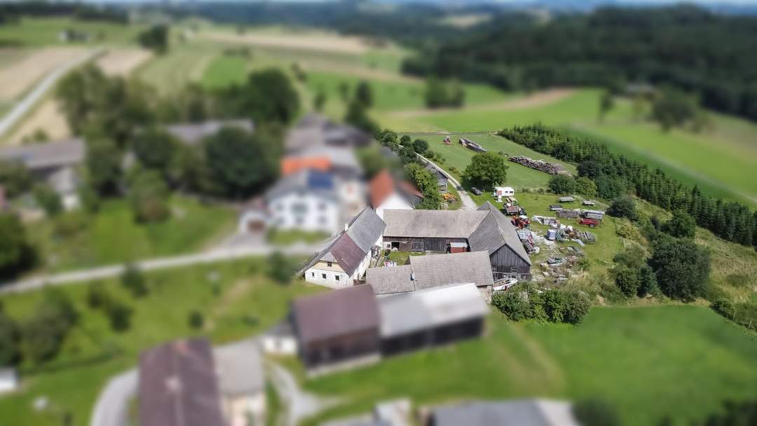 Sanierungsbedürftiger Bauernhof mit Hobby-Autowerkstatt in idyllischer Lage