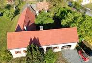 Traditioneller Dreikanthof mit uneinsehbarem Arkadenhof-Innenhof und großen Entwicklungspotenzial