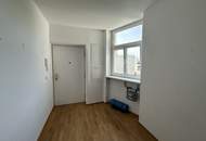 UNBEFRISTET: große 5 Zimmer im frisch ausgebauten Dachgeschoss mit Balkon!