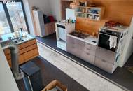 Teilsaniertes Einfamilienhaus mit großzügigem Nebengebäude