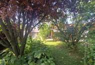 LIEBEVOLLES LANDHAUS FÜR ZWEI PERSONEN IN GRÜNLAGE MIT GESCHLOSSENEM, ABSOLUT UNEINSEHBAREM INNENHOF UND HERRLICHEM GARTEN SAMT GRILLPLATZ UND NEBENGEBÄUDEN